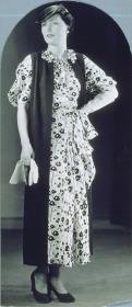 Frau in Kleid und Mantel von Block und Simon