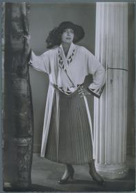 Esther Carena in Mantel von Modellhaus Max Becker
