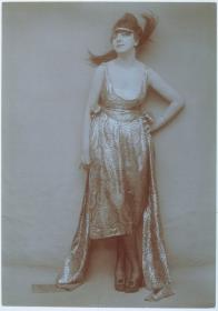 Frau in Kleid von Flatow-Schädler