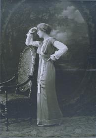 Frau in Kleid von Béchoff-David