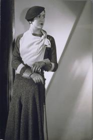 Frau in Kleid von Bruyère