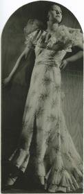 Frau in Kleid