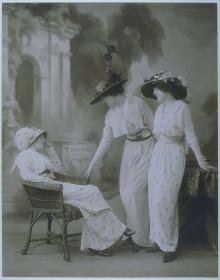 Frauen in Kleidern