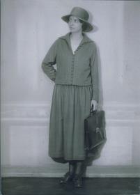 Frau in Ensemble
