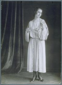 Anni Malowa in Kleid von Modellhaus Max Becker