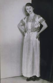 Charlotte Führig in Nachthemd und Jacke von Neumann