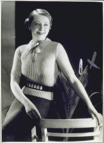 Frau in Pullover von Schneemann