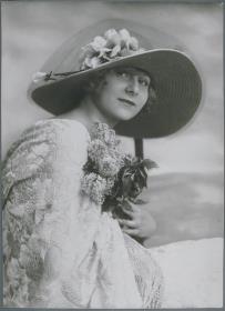Herta Bibo mit Hut von Claire Golsch
