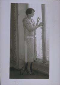 Frau in Kleid von Berthe Hermance