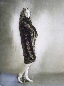 Frau in Mantel
