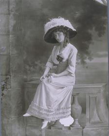 Mademoiselle Mascance in Kleid mit Hut