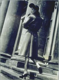 Frau in Mantel von Berliner Modelle G. m. b. H.