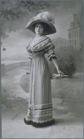 Frau in Kleid von Rivain et Cie.