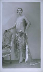 Frau in Kleid von Boué Soeurs