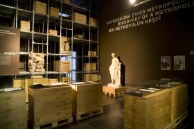 Blick in den Ausstellungsbereich "Entdeckung einer Metropole" der Sonderausstellung "Pergamon - Panorama der antiken Metroploe (30.09.2011 - 30.09. 2012)