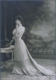 Frau in Kleid von Jacques Doucet