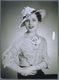 Frau in Bluse von Jean Patou