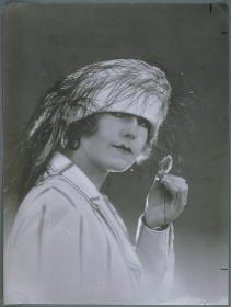 Anni Malowa mit Hut von Paula Schwarz