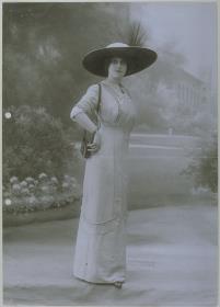 Frau in Kleid von Laboide