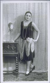 Frau in Kleid von Zimmermann