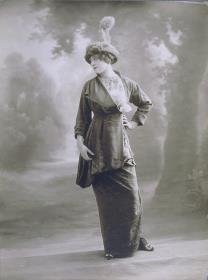 Frau in Bluse, Jacke und Rock von Boué Soeurs
