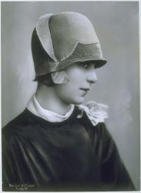 Ruth Albu mit Hut von Johanna König