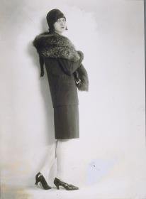 Frau in Ensemble von Modellhaus Max Becker