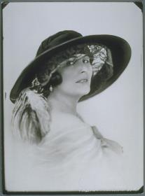 Frau mit Hut von Paula Schwarz