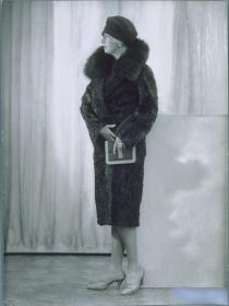 Frau in Mantel von Gerson-Prager Hausdorff