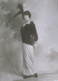 Frau in Bluse, Jumper und Rock von Fairyland