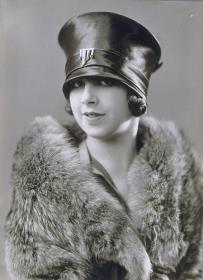 Frau mit Hut von Paula Schwarz