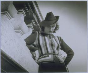 Frau in Jacke von Jerlaine