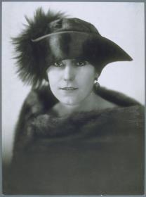 Frau mit Hut von Claire Golsch