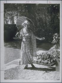Frau in Kleid von Paul Poiret