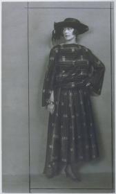 Frau in Kleid von Wiener Werkstätten