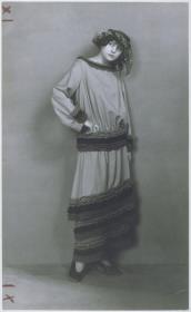 Frau in Kleid