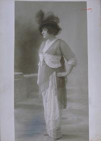 Frau in Kleid