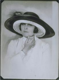 Frau mit Hut von Paula Schwarz