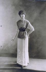 Frau in Kleid von Maison Ch. Drecoll, Paris
