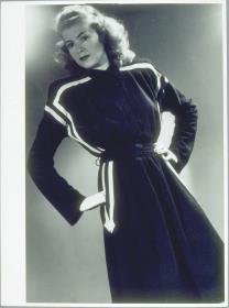 Frau in Kleid
