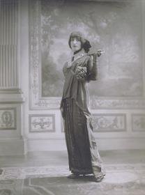 Frau in Kleid von Boué Soeurs