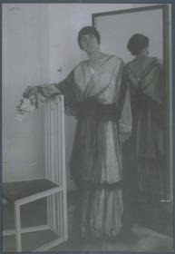 Frau in Kleid von Wiener Werkstätte