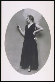Paulette Grünzweig in Kleid von Grünzweig