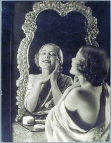 Frau in Morgenmantel mit Cremetopf