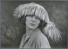 Frau mit Hut von Frindt