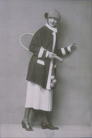 Irmgard Bern in Jacke und Rock von S. Adam