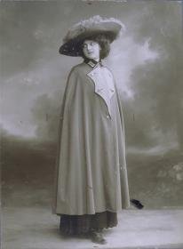 Frau in Cape