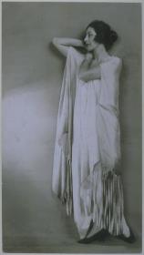 Frau in Nachthemd von Wiener Werkstätten