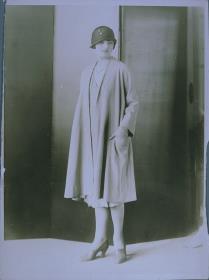 Frau in Kleid und Mantel von Jenny