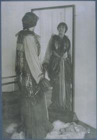 Frau in Bluse, Weste und Rock von Wiener Werkstätte